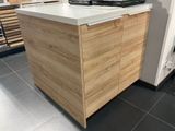 une armoire en bois avec un plan de travail blanc dans un magasin