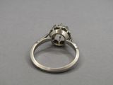 une image d'une bague en diamant sur une table