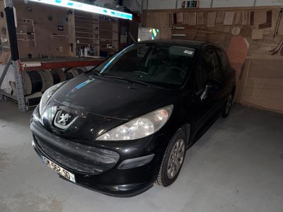 une photo d'une voiture noire dans un garage