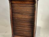 une vieille armoire en bois surmontée de volets