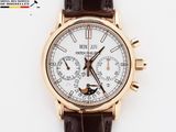 gros plan d'une montre sur une surface blanche