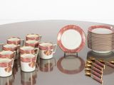 une table sur laquelle sont posées de nombreuses tasses et assiettes