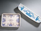 deux assiettes bleues et blanches posées sur une table