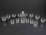 un assortiment de verres à vin posés sur une table, sur fond noir