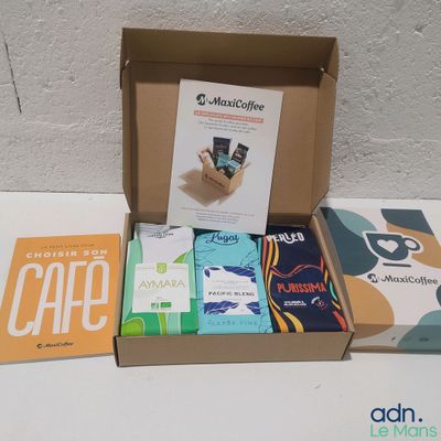 une boîte de café et des livres posés sur une table