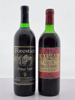 deux bouteilles de vin posées l'une à côté de l'autre sur une table