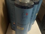 des bouteilles de shampoing posées sur un plan de travail dans une salle de bains