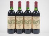 trois bouteilles de vin rouge sont alignées sur une surface blanche