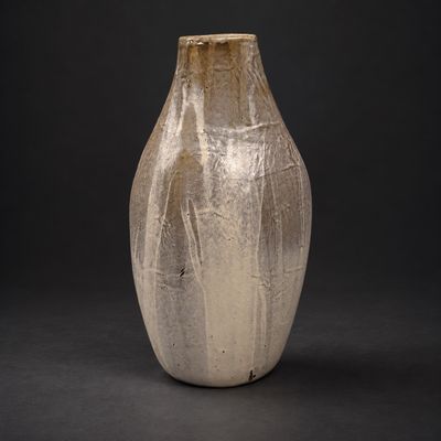 un vase posé sur une surface noire