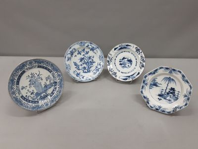 Chine. 4 assiettes en porcelaine blanc bleue dont une octogo…