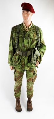 un homme en uniforme militaire posant pour une photo