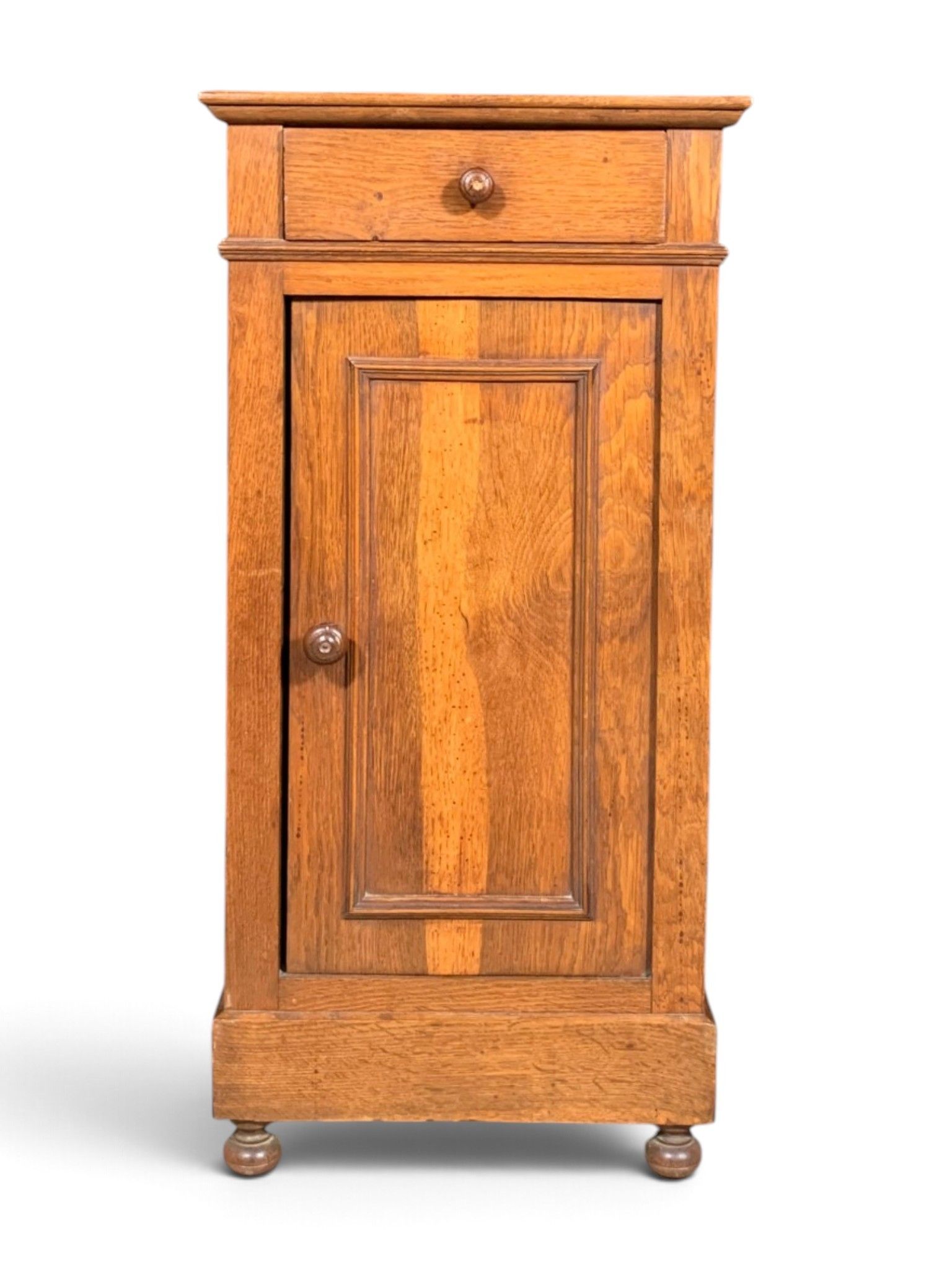 Table de chevet en bois naturel ouvrant par un vantail et un…