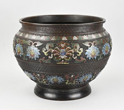 un vase noir orné d'un motif floral