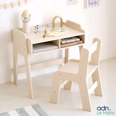 un bureau en bois avec une chaise, et une chaise placée devant