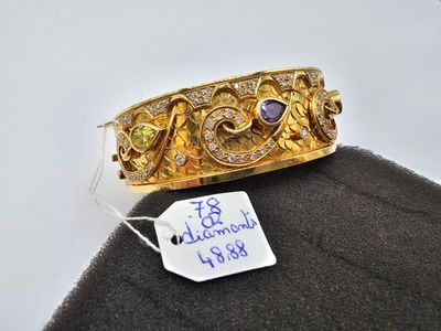 Gros plan sur un bracelet en or portant une étiquette
