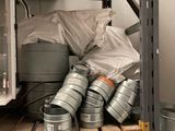 une pile de récipients métalliques posée sur une étagère dans une pièce