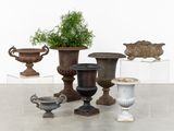 de nombreux vases posés par terre