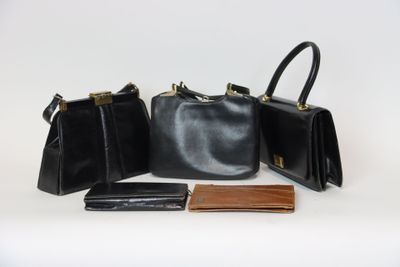 Réunion de trois sacs en cuir noir porté épaule et porté mai…