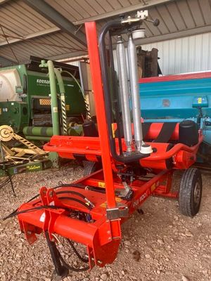 une image représentant un tracteur attelé à une remorque