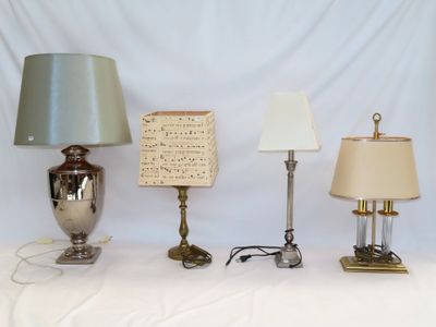 Plusieurs lampes sont alignées sur une table où se trouve une partition