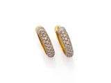 une paire de boucles d'oreilles créoles en diamant et en or