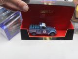 un camion miniature qui se trouve dans une boîte posée sur une table