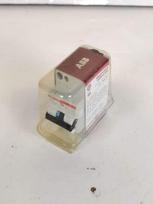 une petite boîte en plastique sur laquelle est collée une étiquette rouge et blanche