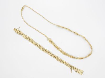 une paire de colliers en or sur fond blanc