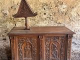 une petite table en bois sur laquelle est posée une lampe