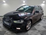 une image d'une voiture audi noire dans une salle d'exposition