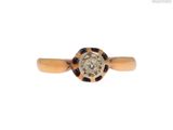 une image d'une bague en diamant sur fond blanc