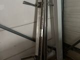 Plusieurs morceaux de métal sont appuyés contre un mur dans un garage
