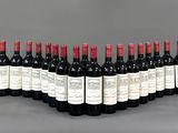 un groupe de bouteilles de vin posées sur une table
