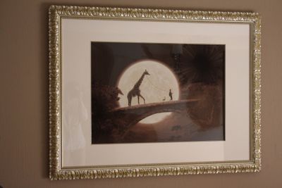 une image représentant une girafe et une autre girafe traversant un pont