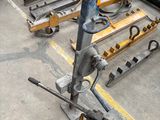 une photo d'un homme travaillant sur une machine dans une usine