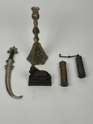 de nombreux objets anciens en laiton, notamment un couteau, une corne et d'autres objets