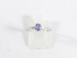 une photo d'une bague sertie d'une tanzanite et d'un diamant