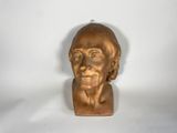 une image représentant un buste d'homme en bronze sur fond blanc