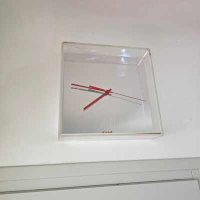 une horloge accrochée au mur au-dessus d'une porte