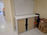 une armoire dont la porte est ouverte dans une pièce