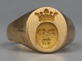 une image représentant une chevalière en or ornée d'une couronne
