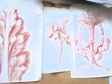 plusieurs feuilles de papier sur lesquelles sont dessinées des fleurs, posées sur une table