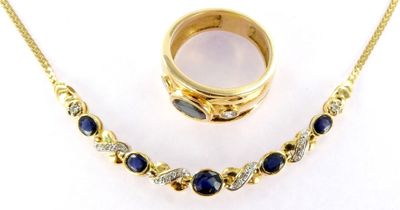 Ensemble collier et bague plaqués or, sertis de pierres bleues et de diamants