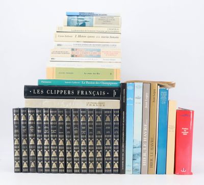 plusieurs livres sont empilés sur une surface blanche