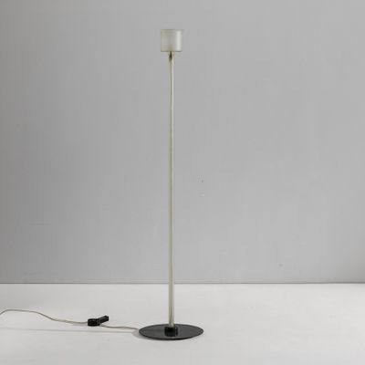 un lampadaire noir et blanc posé sur une surface blanche