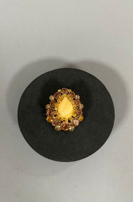 BROCHE en métal doré forme poire ornée au centre d'une pierr… - Photo 1