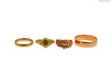 trois bagues en or et une bague avec une pierre au centre