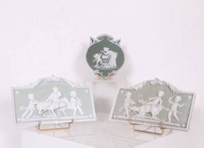 WEDGWOOD, attribué à. Deux plaques en biscuit vert et blanc …
