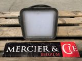 une pancarte posée sur une palette sur laquelle on peut lire « Mercierr et C.E. »