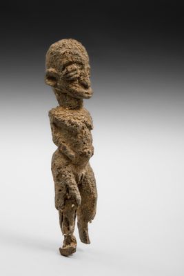 une petite statue représentant une femme tenant un bébé dans ses bras